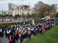  تحتل نيوزيلندا مراكز متقدمة دوما في المنظومة التعليمية. وحددت الحكومة خطط مبتكرة، عن طريق تقديم دورات تعليمية "عن بعد" عبر شبكة الإنترنت، والتي أتاحت من خلالها للطلاب كسر روتين الدوام اليومي، وحددت لهم أيام مخصصة للدوام خلال الأسبوع.