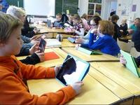 فنلندا شهد نظام التعليم فيها نجاحاً كبيراً. ويعتبر النظام الفنلندي ﺍﻟﻣﺳﺎﻭﺍﺓ ﻓﻲ ﺍﻟﺗﻌﻠﻡ ﺃﺣﺩ ﺍﻟﻣﺑﺎﺩﺉ ﺍﻷﺳﺎﺳﻳﺔ، ويتم اختيار المعلمين بمعايير صارمة، ويتيح النظام للأطفال اللعب بشكل مكثف في المراحل الأولى بدون امتحانات.