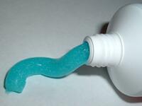 كانت الحياة صعبة فيما يتعلق بالأسنان في مصر القديمة لكن المصريين القدماء فعلوا كل ما بوسعهم للاهتمام بصحة أسنانهم. وأول محاولة لتنظيف الأسنان كانت عبارة عن مسحوق من نبات المر، وقشور البيض، وحجر الخفاف، وحوافر الثيران.