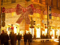 فيينا:
تتزين الشوارع  بإضاءة الكريسماس بطريقة مفرطة يعجب لها السائح، ويتبادل المارة الفطائر بالزنجبيل، ويتعرفون على بعضهم البعض كما لو كانوا من عائلة واحدة.