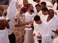 الجدال يُنْقِص من أجر الحج؟ حجته صحيحة، وتُجْزِئه عن الفريضة، لكن ينقص أجره فيها بقدر ما حصل منه من جدالٍ مذموم، وعليه التوبة من ذلك.
