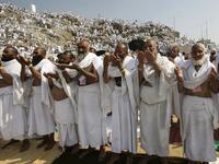 وفاء الدين قبل الحج؟ إذا كان لدى الشخص مال يتسع للحج ولقضاء الدين فلا بأس، أما إذا كان المال لا يتسع لهما، فابدأ بالدين؛ لأن قضاء الدين مقدَّم. 