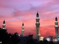 بعد الإذن بالهجرة بدأ الصحابة يخرجون إلى يثرب ويُخفون ذلك، فكان أول من قدِم إليها أبو سلمة بن عبد الأسد، ثم قدِم المسلمون أرسالًا فنزلوا على الأنصار في دورهم فآووهم ونصروهم، ولم يبقَ بمكة منهم إلا النبي محمد وأبو بكر وعلي بن أبي طالب، أو محبوس، أو ضعيف عن الخروج