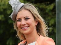 هولي برانسون:هي ابنة الملياردير السير ريتشارد برانسون،ورغم أنها حصلت على ثروتها من والدها،إلا أن هذه الحسناء الذكية تعتمد بشكل كبير على إنجازاتها،إذ أنهت دراستها الجامعية في مجال الطب،كما أنها منخرطة في الأعمال الخيرية التي ينفذها والدها في جميع أنحاء العالم