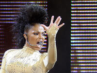 جانيت جاكسون Janet Jackson : قررت اعتناق الاسلام لكي تتزوج من الملياردير القطري وسام المانع، وسبق أن التقطت لها صور وهي بالزي الاسلامي التقليدي بما في ذلك حجاب أسود اللون.