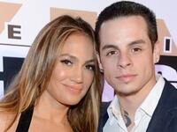 جنيفر لوبيز / كاسبر سمارت: ظلت جنيفر لوبيز مع صديقها كاسبر سمارت لما يقرب السنتين، بفارق  (17 عاما)
