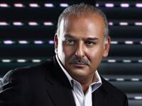 النجم جمال سليمان غير صورته الشخصية للون الأحمر عبر حسابه على فيسبوك. ليعلن تضامنه مع ابناء بلده