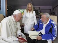 يعتبر كاسترو نفسه ملحداً ولم يمارس الطقوس الدينية المسيحية منذ نعومة أظافره، وقد أقصته البابوية في الفاتيكان عن المذهب الكاثوليكي في 3 يناير 1962 لارتداد كاسترو عن الكاثوليكية.