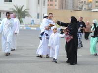 الكويت يجتمع الجميع  بالعيد رجالا ونساء وأطفالا في البيت الكبير ليتلاقى أفراد العائلة، لتبادل التهنئة وقضاء أوقات طيبة مع تناول القهوة، ويتبادلون التهنئة بالعيد وتقدم اكلات خاصة بالعيد مثل شعر البنات والهريس 