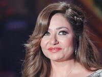  الممثلة المصرية ليلى علوي تبلغ من العمر 53 سنة ومع ذلك ظهرت مؤخراً في مسلسل "هي ودافنشي"، بوزن أقل، حيث بدت أصغر بكثير، وعكست علوي جمالها من خلال ألوان المكياج الهادئة ، واختارت من الأزياء ما يبرزها أصغر بعشرات السنوات من سنها الحقيقي