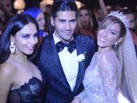 لفتت الفنانة الأردنية، ميس حمدان، الأنظار خلال الحفل، لأنها النجمة الوحيدة التي حضرت الزفاف، فضلًا عن إطلالتها التي لاقت إعجاب وإشادة الحضور.