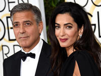 التقى الممثل الأمريكي جورج كلوني، 52 عامًا، بزوجته المُحامية البريطانية من أصول لبنانية أمل علم الدين، 38 عامًا، خلال حملة لجمع التبرّعات الخيريّة، وسُرعان ما شملته بعطفها ومشاعرها الدافئة، وخطفته بسحرها وجمالها. وتزوجا في حفل ملكي عام 2014.