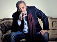 محمود عبد العزيز من مواليد 4 يونيو 1946 في الإسكندرية، تخرج من كلية الزراعة، كان ينتمي إلى أسرة متوسطة، والتحق بكلية الزراعة جامعة الإسكندرية وبدأ يمارس هواية التمثيل من خلال فريق المسرح بالكلية.