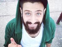  الشاب محمود بيطار لاجئ سوري اشتهر على وسائل التواصل الاجتماعي لتغييره الصورة النمطية عن حياة المهاجر في السويد.و قال لبي بي سي إن الكثير من السوريين يعتقدون أن السويد تقدم لطالبي اللجوء "سيارات فخمة، ومنازل كبيرة"وهذا غير حقيقي