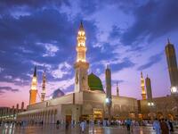 من الدول تتخذ  المولد النبوي يوم عطلة رسمية: سوريا، الأردن، مصر، الإمارات، سلطنة عُمان.
يعود أصل الاهتمام بيوم المولد النبوي الشريف إلى النبي محمد نفسه، حيث كان يعظم يوم الإثنين ويصومه ويقول: (هذا يوم ولدت فيه).