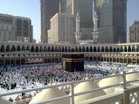 يقوم المسلمون في هذه الايام العشرة بأداء فريضة الحج الذي هو الركن الخامس من أركان الإسلام . وتعد أيام يشترك في خيرها وفضلها الحُجاج إلى بيت الله الحرام ، والمُقيمون في أوطانهم لأن فضلها غير مرتبطٍ بمكانٍ مُعينٍ إلا للحاج .
