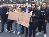 ردا على الهجمات التي تعرض لها الفرنسين وربط الإرهاب بالإسلام أقدم شاب سوري بحمل لافته "أنا مسلم لست إرهابي" وسط  شوارع باريس بعد الهجمات الدموية. الفيديو الذي حقق مشاهدات كثيرة على موقع (الفيسبوك)، أظهر تعاطف المارين مع الشاب في فرنسا.