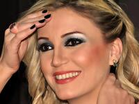 السورية نورا رحّال: أصيبت بمرض سرطان الثدي في عام 2007، لكنّ اكتشافها للمرض مبكّرا سمح للأطباء بالتحكّم في انتشاره، ما سهّل علاجها كثيرا. إذ لم تخضع إلى جلسات العلاج الكيماوي المُتعِبة، وقد عادت إلى الفنّ بعد شفائها.