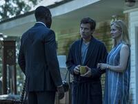 Ozark – الموسم الثاني: تدور الأحداث حول مستشار مالي يُدين وعائلته بمال كثير لأحد أكبر تجار المخدرات، فيضطر لغسل الملايين من الدولارات لسداد الدين لكن الأمور لا تسير كما يرام.