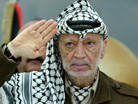 قال خبراء روس في الطب الشرعي الذين قاموا بفحص رفات الرئيس الفلسطيني الراحل ياسر عرفات إنه توفي لأسباب طبيعية،وليس جراء التسمم الإشعاعي كما تزعم أرملته الا إن الجانب الفلسطيني قال انه لم يستلم أي تقرير جديد من الجانب الروسي حول أسباب رحيل الرئيس عرفات