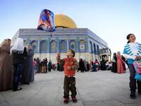 فلسطين يؤدي أهل فلسطين صلاة العيد في المسجد الأقصى على الرغم من منع المحتلين. وبعد الخروج من المساجد؛ يذهب العديد منهم إلى المقابر؛فيقرؤون القرآن على شهدائهم، ويوزعون المال والكعك عن أرواحهم. وتستعد النسوة بعمل الحلويات الشعبية مثل المعمول، وحلي سنونك واليحميك