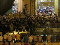 ذكر نبينا محمد صلى الله عليه واله وسلم أن عظمة ليلة القدر لاتحصيها الروايات والاذكار , فان احياء ليالي القدر توجب مغفرة  الرحمة حيث جاء في الحديث ” من احيا ليلة القدر غفرت له ذنوبه ولو كانت ذنوبه عدد نجوم السماء , ومثاقيل الجبال , ومكاييل البحار ”