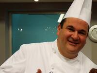 رمزي شوبري: شيف لبناني ، درس فن الطبخ في كلية بورنماوث في إنجلترا يقدم برنامج الشيف رمزي في عالم الصباح على تلفزيون المستقبل اللبناني ، وأصدر كتاب الشيف رمزي من تراث لبنان الذي يعتبر أول كتاب شامل ومفصل عن المطبخ اللبناني.