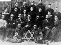 تعد روتشيلد إحدى العائلات ذات الأصول اليهودية الألمانية، ومن القواعد الصارمة في العائلة، لضمان ترابطها واستمرارها، أن الرجال لا يتزوجون إلا من يهوديات، وحاليا تملك العائلة أغلب سندات البلدان الكبيرة وأغلب البنوك العالمية.