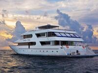 "كاربي فيتا إكسبلورر" توفر تجارب الغوص على متن قوارب الـ"Liveaboard"، أو "الفنادق العائمة" فرصة استثنائية لاستكشاف عالم المحيطات، وأحد أفضل هذه القوارب وأكثرها رفاهية هو يخت "كاربي فيتا" الذي يبلغ طوله 125 قدماً، ويبحر في جزر المالديف.