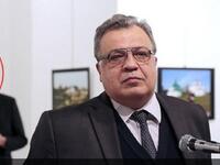 أما ملتقط صور القاتل برهان أوزبيليسي، الذي يعمل لصالح وكالة "أسوشييتد برس"،  الذي قرر توثيق الحدث قال: "الرجل كان مضطربًا، وراح يدور حول جثة السفير الملقاة أرضًا، ممزقًا بعض الصور المعلقة"