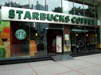 Starbuck” "هي شركة مقاهي أمريكية، ومؤسس الشركة المشارك هوجوردون بوكر، ويقول أن تسمية الشركة بهذا الاسم جاء من اسم منجم تعدين قديم يقع بين شلالات وجبل رينييه Starbo. حيث تم تعديل الاسم قليلًا من قبل المؤسسين ملفيل وبوكر في موبي ديك.