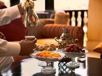 "السعودية" تلاحق هيئة الأمر بالمعروف والنهي عن المنكر المفطرين في رمضان، وتتلقى المحاكم كل رمضان عشرات القضايا ويحكم فيها القاضي بناءً على اجتهاده. وتصل العقوبة عادة إلى السجن والجلد، إضافة إلى عقوبة الإبعاد من السعودية إذا كان الفاعل أجنبياً.