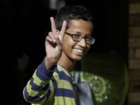 أحمد صاحب الساعة أو أحمد محمد الذي تم القبض عليه بمدرسة بولاية تكساس الأميركية لقيامه بإحضار ساعة إلى المدرسة وأثار الحادث ردود فعل عديدة  عند الرأي العام، بما في ذلك ادّعاءات بممارسة التمييز العنصري وكراهية الإسلام واظهر اوباما ومؤسس فيسبوك دعمهم له