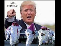 ترامب لم يتوقف عن تهديد العرب بطردهم من أمريكا في جميع تصريحاته أثناء حملته. وبعد فوزه ظهرت صورة ساخر على تويتر يظهر فيها شباب سعوديين يهربوا بعدما اشار لهم ترامب وهو يقول لهم "I am coming".