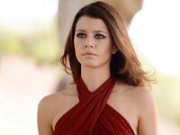 بيرين سات (32 عاما) قد تكون الممثلة المولودة في العاصمة التركية أنقرة أنجح بنات جيلها على الإطلاق، اشتهرت بعدد من المسلسلات التي حققت مشاهدات عالية مثل: "العشق الممنوع" "فاطمة" و "إنتقام".