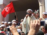 "تونس" لا توجد قوانين تجرّم الإفطار العلني في رمضان. لكن أغلب المقاهي والمطاعم تقفل في النهار، ويفتح القليل منها أبوابه لاستقبال المفطرين. لكن يمكن للسلطات أن تتخذ إجراءت قانونية ضد المفطرين علناً بتهمة "الإخلال بالآداب العامة".