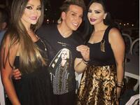 استضافت مؤخراً زين كرزون خبير التجميل المثير للجدل اللبناني فيفو وتعرضت لهجوم كبير بسبب استضافتها له لتقوم بالرد على كل من هاجمها بالشتم والسخرية، ونقلت العديد من المواقع ان هذا هو السبب الرئيسي لايقاف وسجن كرزون.