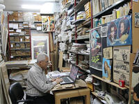 أبو جودة يجلس في مكتبه في شارع الحمراء في بيروت.