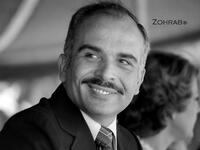 أجبر البرلمان الملك طلال على التنحي بسبب مرض ألم به، ليستلم  الحسين الحكم قبل عيد ميلاده 17 بثلاث أشهر، كان وقتها في سويسرا مع والدته، حيث وصله الكتاب يحمله له مدير الفندق على صينية فضية، ضمن غلاف مكتوب عليه "صاحب الجلالة الملك الحسين المعظم".