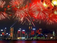 هونج كونج:
يصف السياح المدينةَ في هذا اليوم بالجنة، لفرط زينتها ومراسمهم الاحتفالية التقليدية والمهرجانات الشعبية بالإضافة إلى الأكلات الموسمية الخاصة، والرقص والغناء في الشوارع، إذ يمكنك قضاء عطلة لا تنسى حتى  رأس السنة التالية.