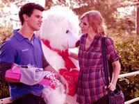 Valentine's Day:
تدور أحداث الفيلم حول 4 قصص منفصلة في يوم العشاق، وماذا سيحدث خلال هذا اليوم من وقوع أشخاص في قصص حب وانفصال آخرين في ظل الضغوط التي يواجهونها في هذا اليوم من أجل رضاء الحبيب.