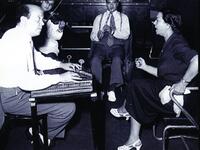 الخطوة الأولى في المشوار بدأت بالقطار: بالمصادفة سمع أبو العلا محمد أم كلثوم وهي تردد ألحانه، دون أن تعرف أنه معها على ذات القطار، وأقنع الأب بالانتقال للقاهرة وهناك أحيت ليلة الإسراء والمعراج بقصر عز الدين باشا، وأعطتها سيدة القصر خاتمًا ذهبيًا.
