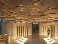 سبا الحواس الست في تشينغ تشنغ جبل (سيشوان، الصين)،:  بدلا من العلاجات الحديثة يقدم المنتجع العلاج بالوخز بالإبر، والحجامة، والتي تستخدم فيها أكواب ساخنة لتعزيز الدورة الدموية، وشا غواتيمالا الذي يزيل السموم.