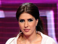 تزوجت الفنانة الكويتية زهرة عرفات مرتين، الأولى من بحريني وهو والد أبنائها محمد ووفاء وقد توفي لاحقًا، وتزوجت بعده من عُماني وأنجبت منه ابنها عبد الله، وهما مطلقان الآن.