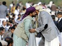 اليمن: يقبل اليمنيون على بعضهم البعض فيتصافحون، وتختلف طرق المصافحة من منطقة الى أخرى لكن معظم اليمنيين يتصافحون بالأيدي ويلامسون بوجوه بعضهم.