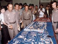 مجوهرات من السعودية: عام 1989، تعرّض قصر الأمير فيصل بن فهد لسرقة 30 كيلوغرامًا من المجوهرات قيمتها 20 مليون دولار، بينها ساعات ذهبية وأحجار ياقوت، وفي 1990 اعتُقل المشتبه به في إقليم لامبانغ في شمال تايلاند.