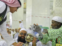 كلفت الرئاسة العامة لهيئة الأمر بالمعروف والنهي عن المنكر أكثر من 800 مشارك للقيام بأعمال توعية الحجاج وتوجيههم وإرشادهم؛ من خلال مراكزها التوجيهية البالغ عددها 42 مركزًا توجيهيًا ونقطة توزيع، في منطقتي مكة المكرمة والمدينة المنورة، إضافة إلى مترجمين بمختلف اللغات.