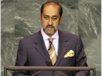 انتقل بن طارق من قطاع الرياضة للمجال الديبلوماسي سنة 1986، حيث تولى منصب وكيل وزارة الخارجية للشؤون السياسية ثماني سنوات (1986-1994).