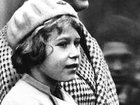 أرادت الذهاب إلى الحرب، لكنها كانت صغيرة جدًا: عندما اندلعت الحرب العالمية الثانية عام 1939، توسلت إليزابيث والدها للمشاركة بالحرب ولكن على طريقتها، فبدأت بإخراج برامج إذاعية موجهة للأطفال البريطانيين من أجل رفع معنوياتهم.