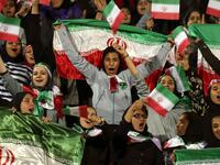 سمحت السلطات الإيرانية للنساء بالدخول الى ملاعب كرة القدم لمتابعة مباراة لمنتخب بلادها ضمن تصفيات كأس العالم 2022 في تشرين الأول (أكتوبر) المقبل.
